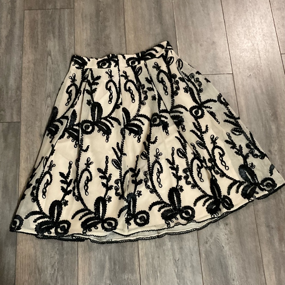 dRA Chic Black and Cream Embroidered Skirt, Medium